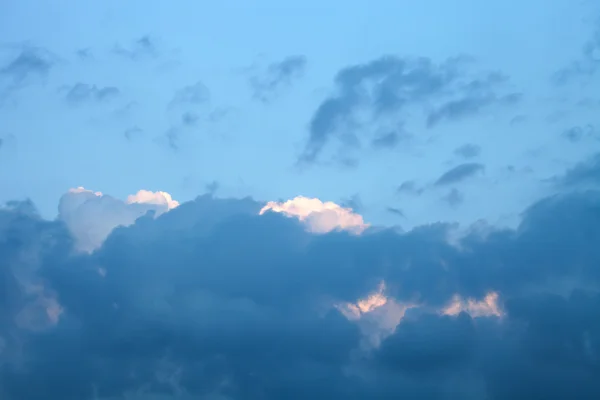 Felhők az égen, a napnyugta időpontja — Stock Fotó