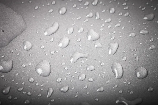 Wassertropfen auf einem farbigen Hintergrund. Grau. Flache Tiefe des fie — Stockfoto