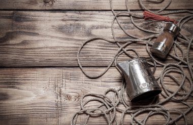 Eski ahşap yanmış masa veya bo ip, baharatlar ve metal mutfak eşyaları
