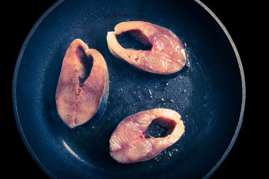 Ton balığı baharatlar ile siyah pan kızarmış. Tonda