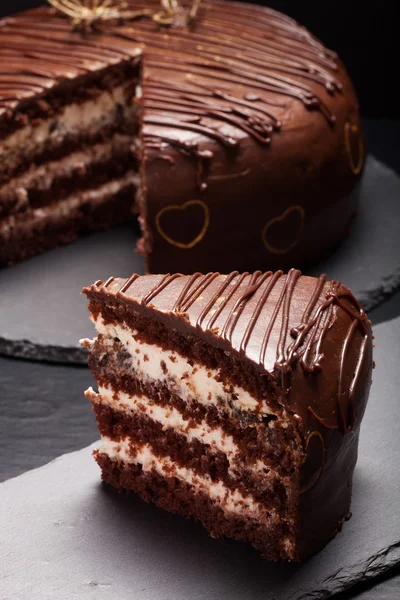 Çikolatalı kek siyah arka plan üzerine kayrak plaka üzerinde. Seçici foc — Stok fotoğraf