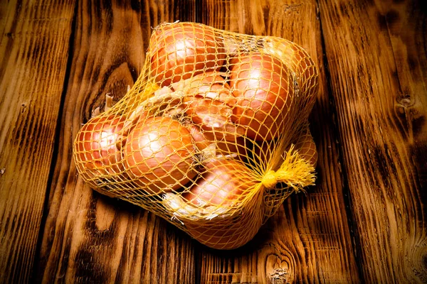 Frische Zwiebel auf altem Holz verbrannt Tisch oder Brett für Hintergrund. — Stockfoto