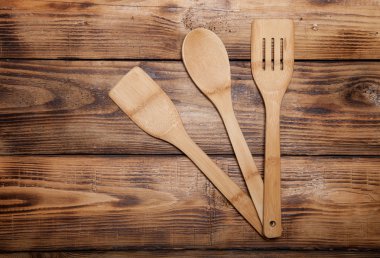 Tahta kaşık eski ahşap yanmış masa veya kurulu arka planı için