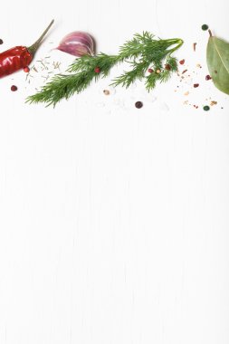 Otlar ve baharatlar Beyaz ahşap zemin üzerinde. Metin için yer
