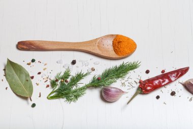 Otlar ve baharatlar Beyaz ahşap zemin üzerinde. Metin için yer