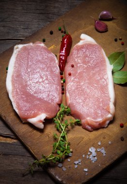 Taze et biftek eski ahşap kesme tahtası üzerinde. Tonda