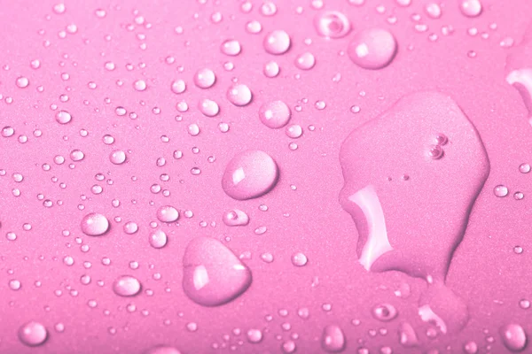Wassertropfen auf einem farbigen Hintergrund. geringe Schärfentiefe. se — Stockfoto
