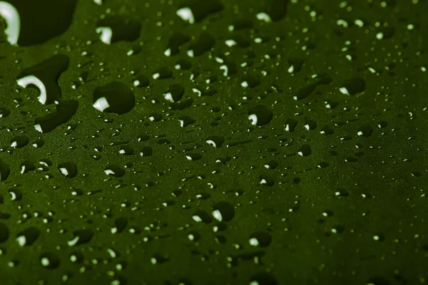 Gotas de água em um fundo a cores. Profundidade de campo rasa. Se... — Fotografia de Stock