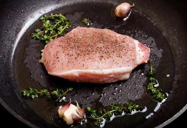 La carne fresca se fríe en una sartén con tomillo y ajo. Selec —  Fotos de Stock