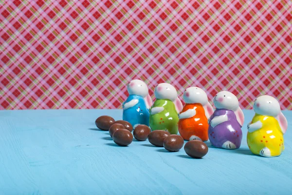 Lapins et œufs de Pâques sur un fond lumineux — Photo