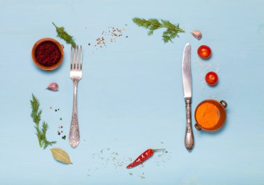 Otlar ve baharatlar açık mavi ahşap renkli üzerinde