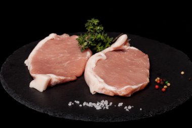 Taze et biftek siyah arduvaz arka planda. Seçici odak