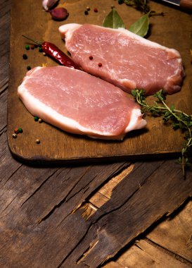 Taze et biftek eski ahşap kesme tahtası üzerinde. Tonda