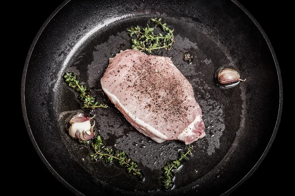 Friss hús a kakukkfű és a fokhagymát egy serpenyőben sült. Tónusú — Stock Fotó