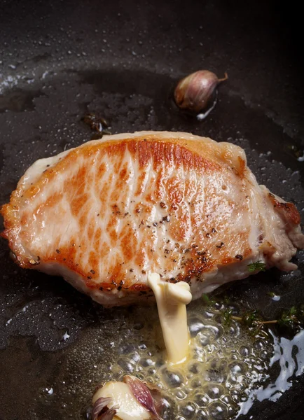 La carne fresca viene fritta in una padella con timo e aglio. Selezione — Foto Stock