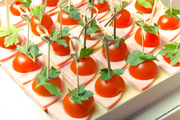 Conjunto de pequenos lanches de canapé com tomate cereja, queijo e presunto — Fotografia de Stock