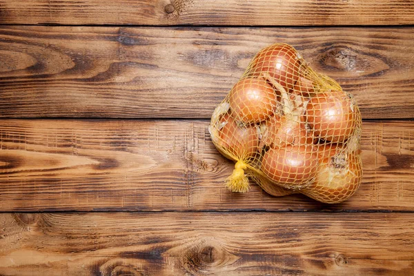 Frische Zwiebel auf altem Holz verbrannt Tisch oder Brett für Hintergrund — Stockfoto