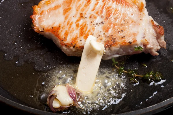 Свіже м'ясо смажать на сковороді з чебрецем і часником. Селець — стокове фото