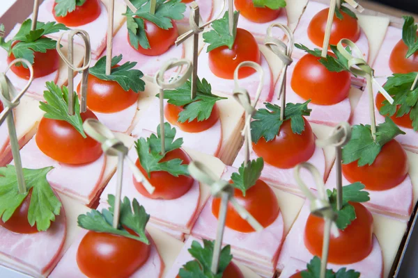 Conjunto de pequeños snacks canapé con tomates cherry, queso y jamón — Foto de Stock