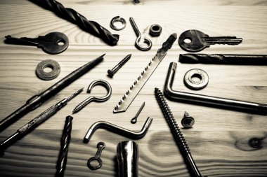 Hafif ahşap zemin üzerine eski araç kutusu içeriği. Sayfanın Üstü 