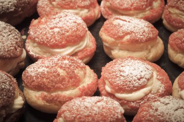 Ev yapımı krema kek krem ile. Sığ derinlik-in tarla. Seçileceği yer