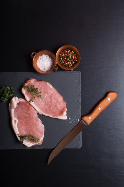 Taze et biftek siyah arduvaz arka planda