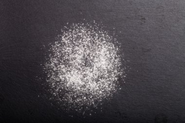 El tahtası kesme tahtası renk arka plan üzerinde dökülmesini un