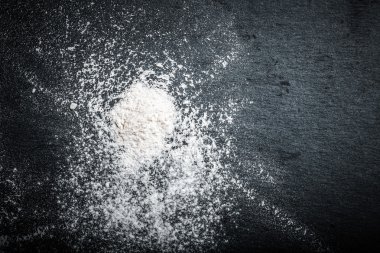 El tahtası kesme tahtası renk arka plan üzerinde dökülmesini un. Tonda