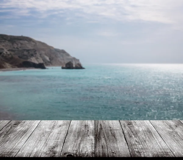 Bela vista do Mar Mediterrâneo sobre a velha luz ta de madeira — Fotografia de Stock