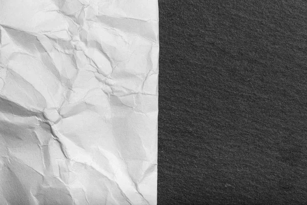 Τσαλακωμένο χαρτί σε μαύρο ξύλο κοπής πλακών — Φωτογραφία Αρχείου