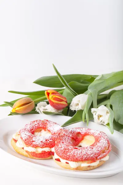 Gâteaux maison à la crème et bouquet de tulipes de printemps sur — Photo