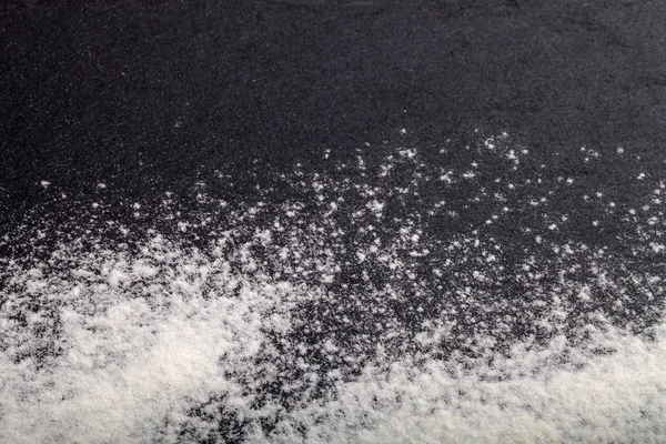 Derrame de harina en el fondo de color del tablero de corte de pizarra —  Fotos de Stock