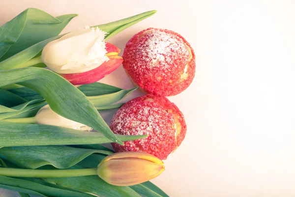 Bolos caseiros de creme com creme e um monte de tulipas de primavera em — Fotografia de Stock