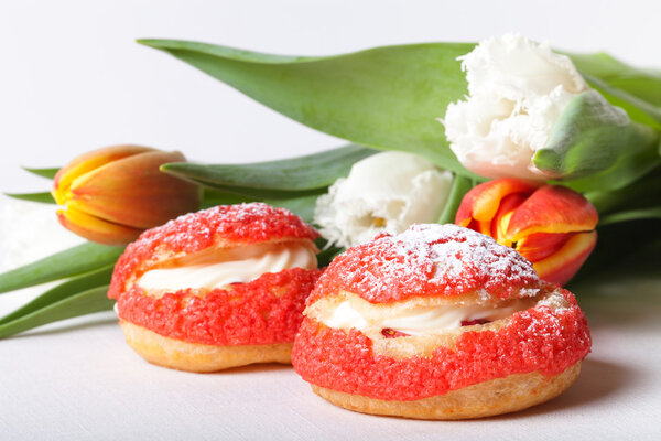 Домашние пирожные со сливками и тюльпанами
 