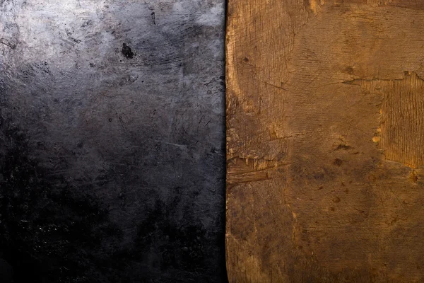 La superficie de la cacerola negra al horno y la tabla de cortar vieja f — Foto de Stock