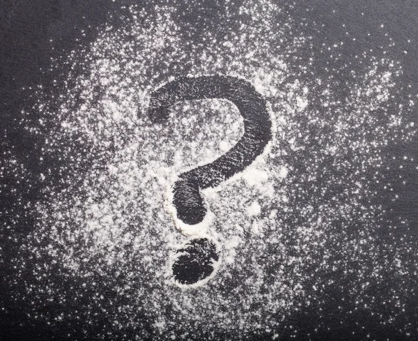 El tahtası kesme tahtası renk arka plan üzerinde dökülmesini un