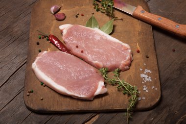 Taze et biftek eski ahşap kesme tahtası üzerinde