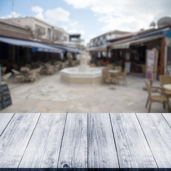 Vista na típica rua de Chipre sobre a velha mesa de madeira leve ou boa — Fotografia de Stock
