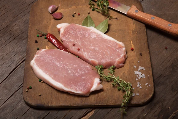 Taze et biftek eski ahşap kesme tahtası üzerinde