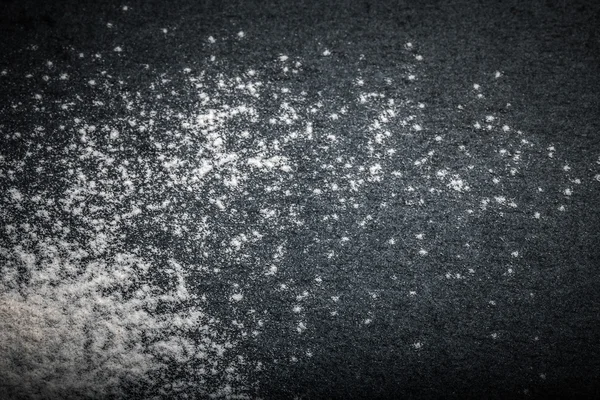 Flour spilling on color background of slate cutting board. Toned — Stock Photo, Image