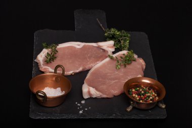 Taze et biftek siyah arduvaz arka planda. Seçici odak