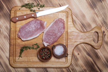 Taze et biftek hafif ahşap kesme tahtası üzerinde