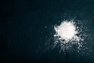 El tahtası kesme tahtası renk arka plan üzerinde dökülmesini un. Tonda