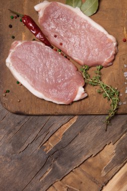 Taze et biftek eski ahşap kesme tahtası üzerinde
