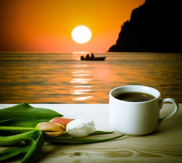 Tasse à thé avec tulipes sur la table en bois en face flou backgro — Photo