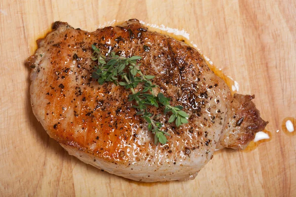 Свіже смажене м'ясо з чебрецем, часником та огірком на легкому дерев'яному — стокове фото
