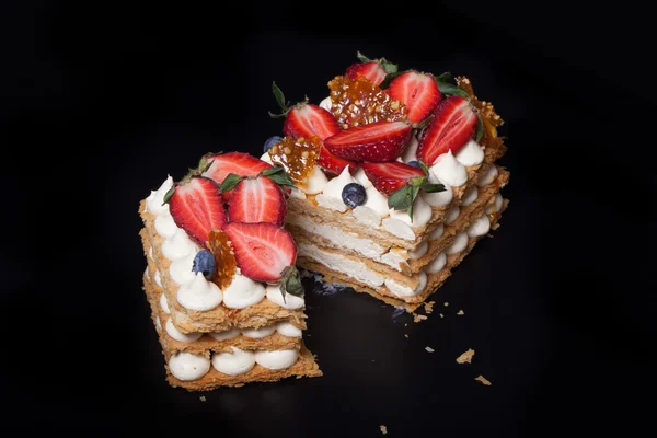 Домашний пирог со сливками и ягодами — стоковое фото