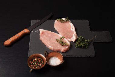 Taze et biftek siyah arduvaz arka planda. Seçici odak