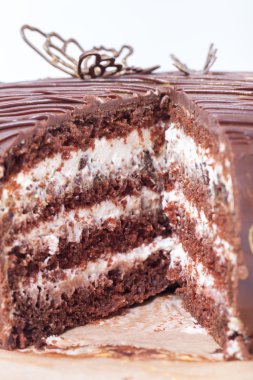 Altın dekorlu çikolata ev yapımı kek. Sığ derinlik-in tarla.