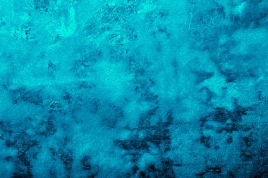 Siyah arka plan üzerine dökülüp un. Tonda